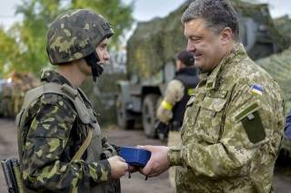 Президент Украины Петр Порошенко (справа)