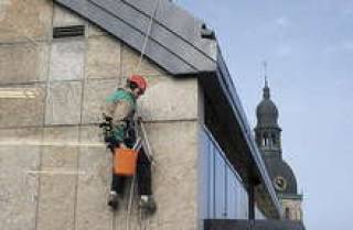 Цены на мытье окон в высотных зданиях начинаются с 5 латов за кв. метр.