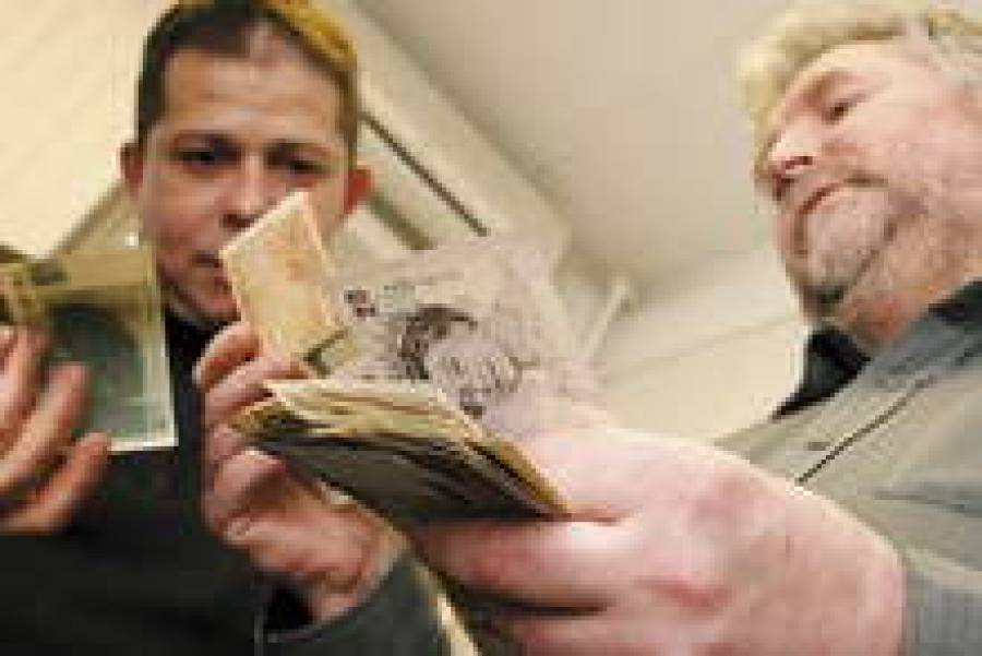 Элмар Берзиньш (справа) демонстрирует улов полиции.