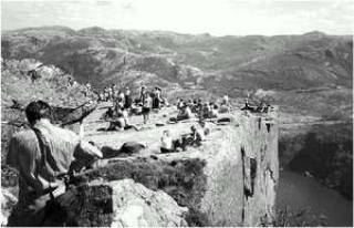  Люди со всего света на скале Pulpit Rock. 