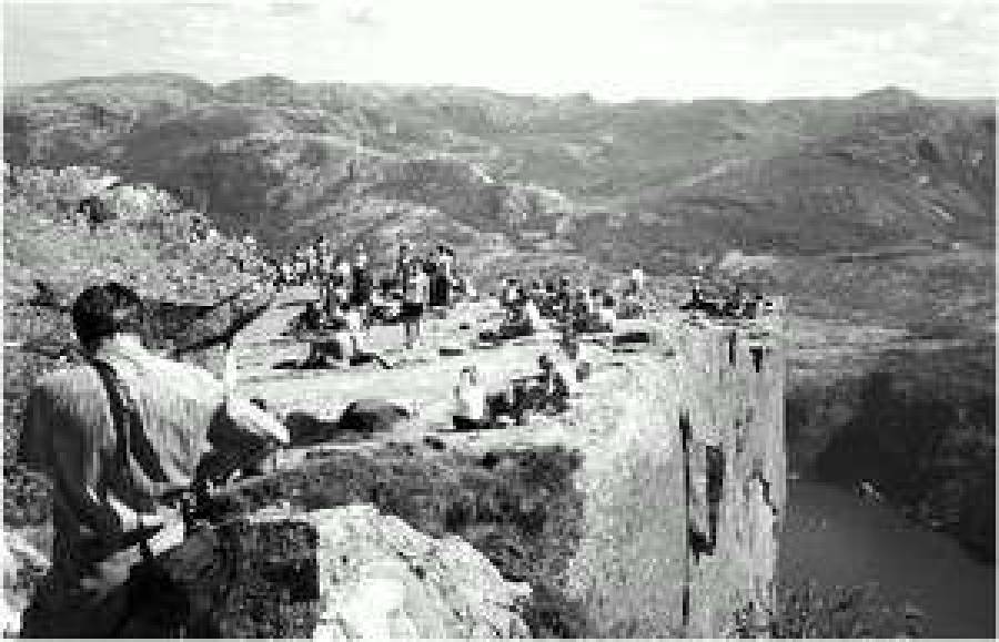  Люди со всего света на скале Pulpit Rock. 