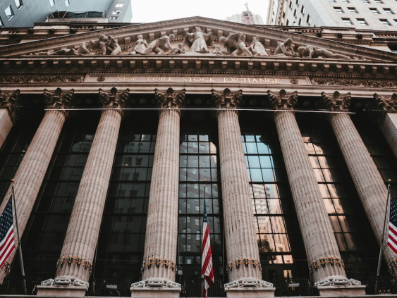 Уолл-стрит потеряла более 1%: рынки нервничают из-за тарифов и ИИ