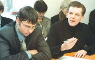  Премьер-министр Эйнар РЕПШЕ (справа) и министр финансов Валдис ДОМБРОВСКИС к советам МВФ не прислушались.