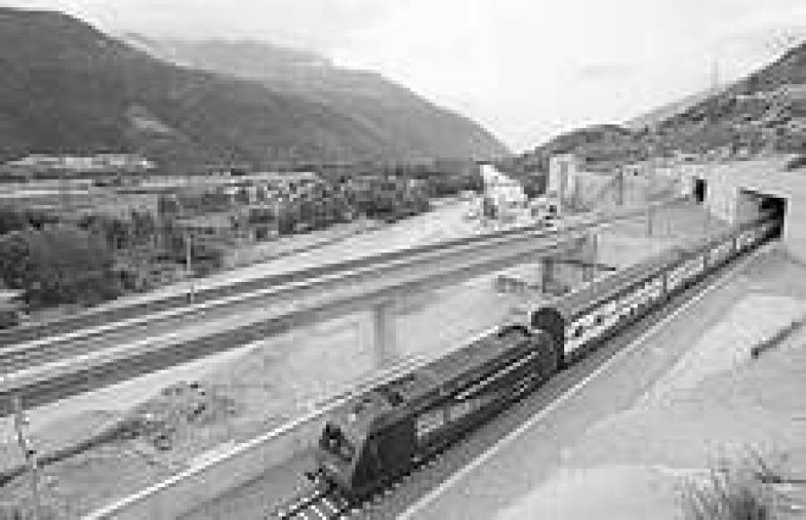 В Альпах вырыли туннель