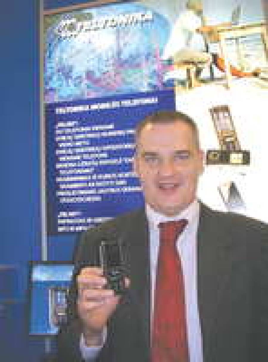 Руководитель продаж Teltonika Гедрюс Сабунас с первым мобильным телефоном made in Lithuania.