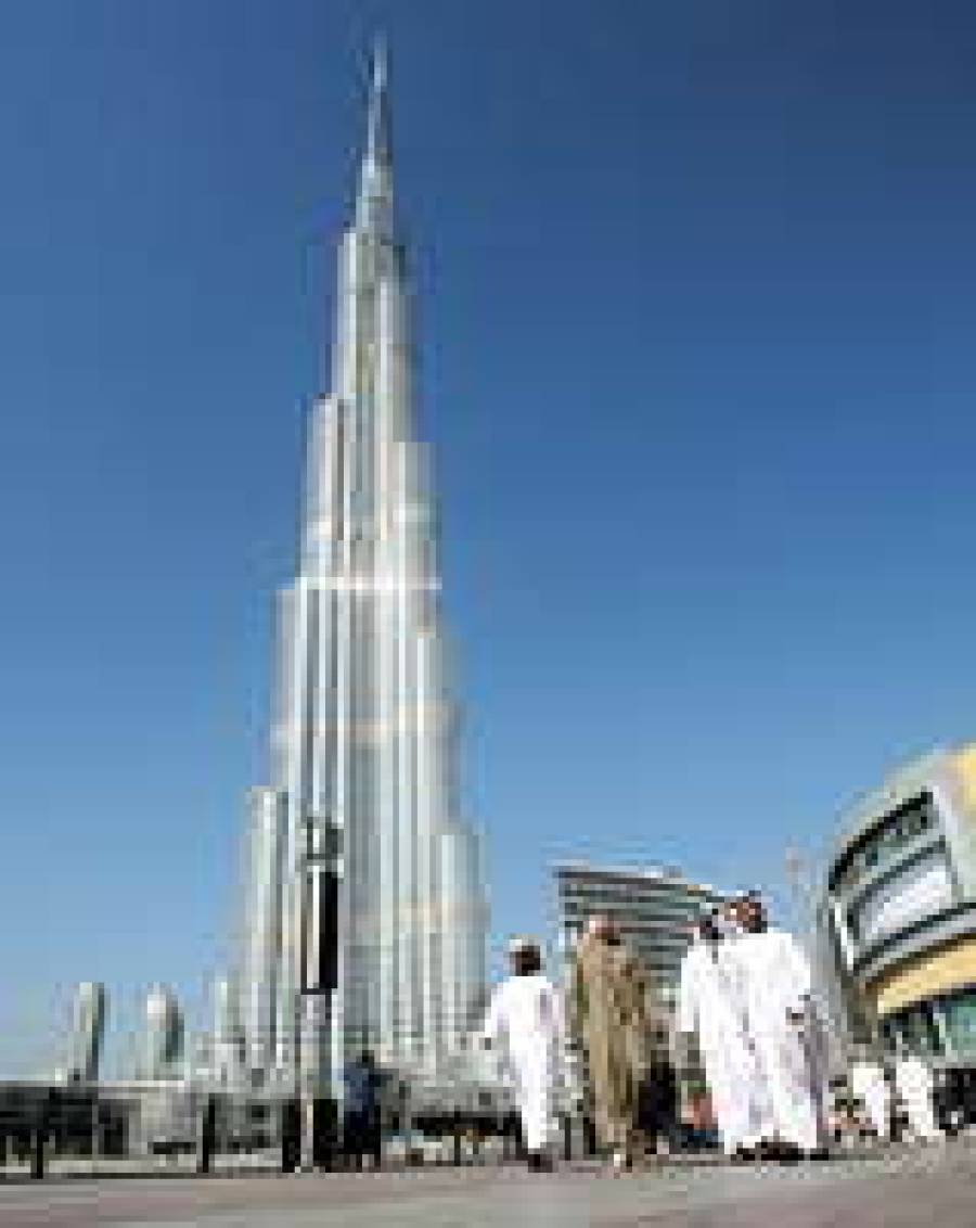 На сегодняшний день Burj Dubai — самое высокое рукотворное строение в мире. Всего с начала строительства в проекте было задействовано 75 тыс. рабочих и специалистов.