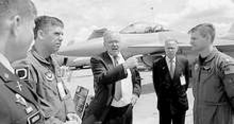 Посол США во Франции Крейг Стэпплетон (на снимке — в центре) обсуждает с офицерами ВВС США новинки салона Ле-Бурже.