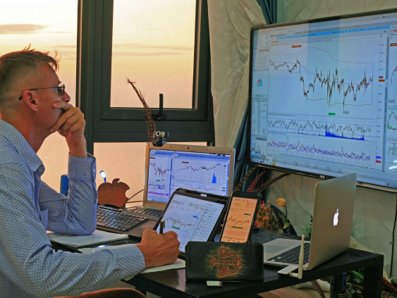 Мир ждёт развязки: рынки проседают, нефть снова дорожает