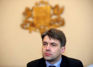 Омбудсмен Янсонс вдруг возлюбил русские школы. Ему скоро переизбираться 