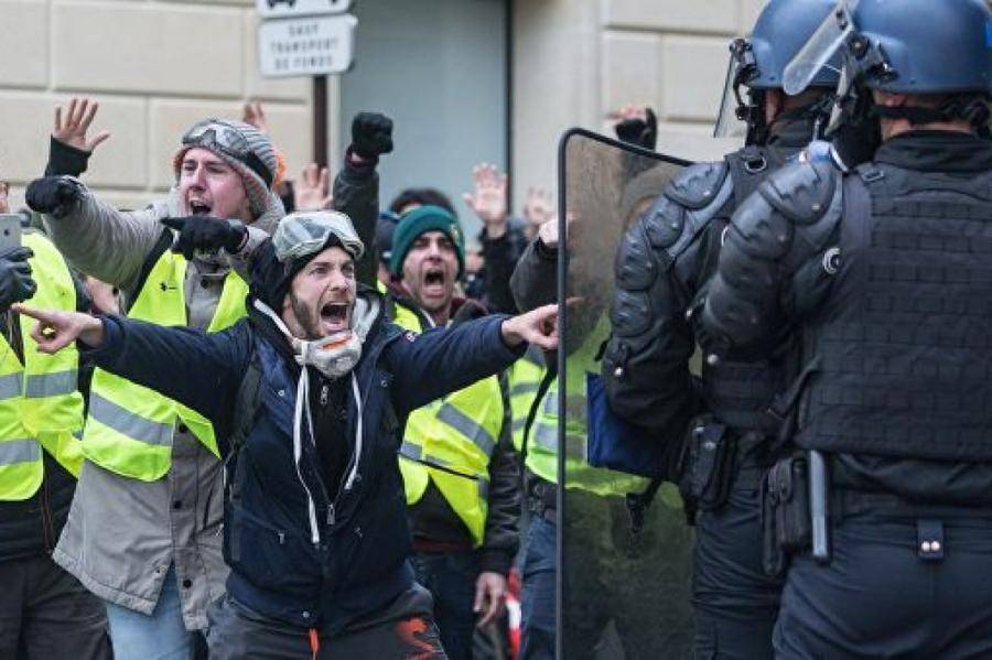 Протесты обвалили экономику Франции