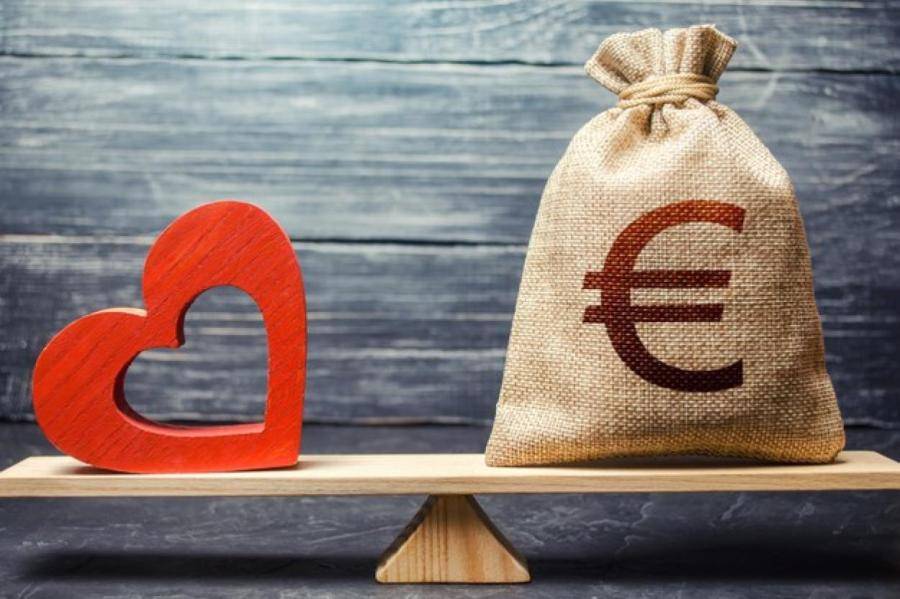 Вакцинированным в Латвии хотят раздать более миллиона евро