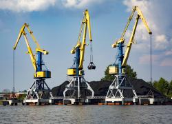 Объем переваленных в Рижском порту грузов за четыре месяца снизился