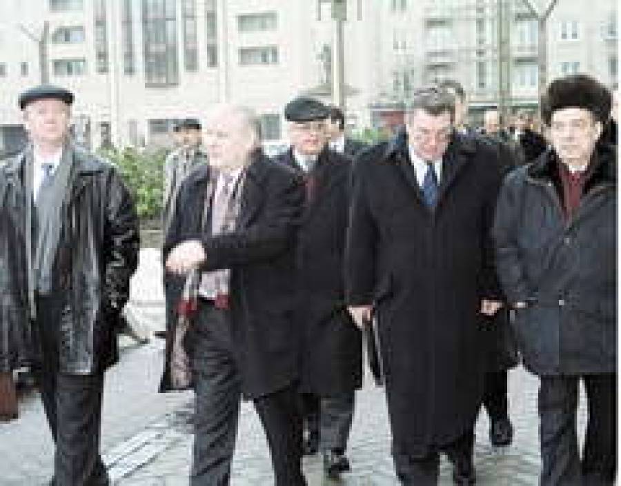 А.ЧУБАЙС, президент Конфедерации промышленников Литвы Б.ЛУБИС, посол России в Литве Ю.ЗУБАКОВ и президент Россий ского cоюза промышленников и предпринимателей А.ВОЛЬСКИЙ направляются в литовский Сейм.