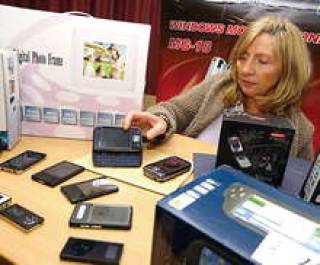 Офицер полиции Мартина Штерн с конфискованными MP3-плейерами и мобильными телефонами, производители  которых нарушили авторские права.