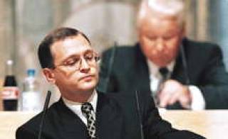Борис Ельцин (на заднем плане) назначил Сергея Кириенко премьер-министром специально “под дефолт”.