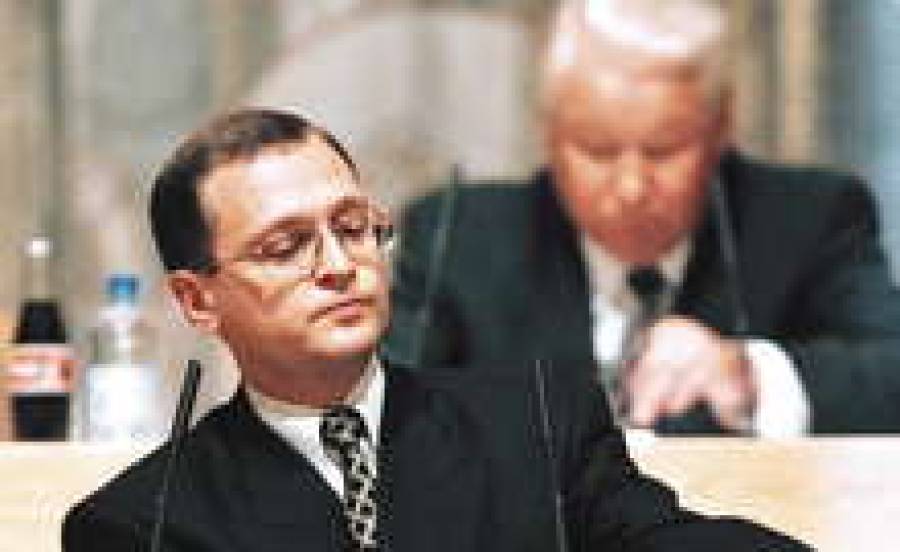 Борис Ельцин (на заднем плане) назначил Сергея Кириенко премьер-министром специально “под дефолт”.