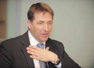 Пока министр  Кампарс участвует в экономическом форуме, депутаты Сейма готовят ему отставку.