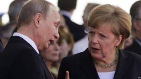 Президент России Владимир Путин (слева) и канцлер Германии Ангела Меркель (справа).