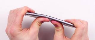 Гнущиеся айфоны расстроили поклонников Apple