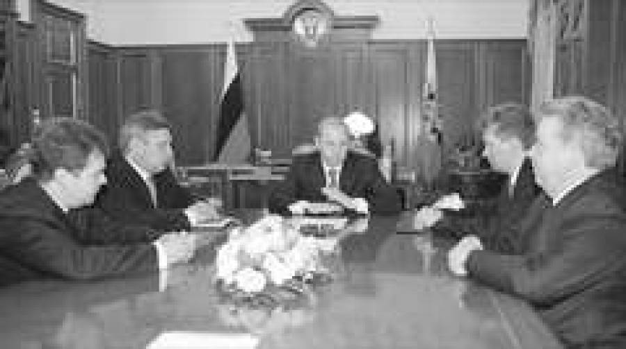  Президент России Владимир ПУТИН (в центре) в окружении главных участников битвы за Газпром (слева направо) — Дмитрия МЕДВЕДЕВА, Михаила КАСЬЯНОВА, Алексея МИЛЛЕРА и Рема ВЯХИРЕВА.