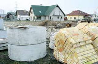 Поселковый бизнес, по признанию экспертов, умер, что негативно отразилось на обслуживании незавершенных проектов, где часть коттеджей уже нашла владельцев.