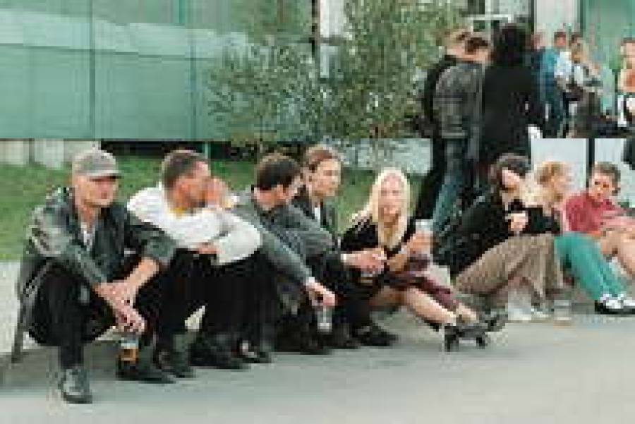 В условиях кризиса для молодежи нет ни работы, ни мест в стремительно дорожающих вузах.