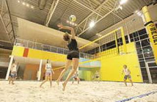 На месте автосалонов раскинулся пляж.