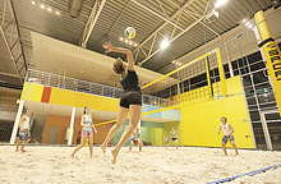 На месте автосалонов раскинулся пляж.