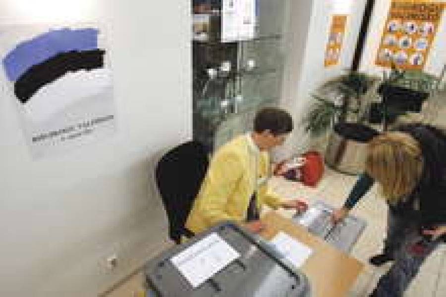 К 12 часам вчерашнего дня проголосовали 342 936 человек, или 37,6% имеющих право голоса.