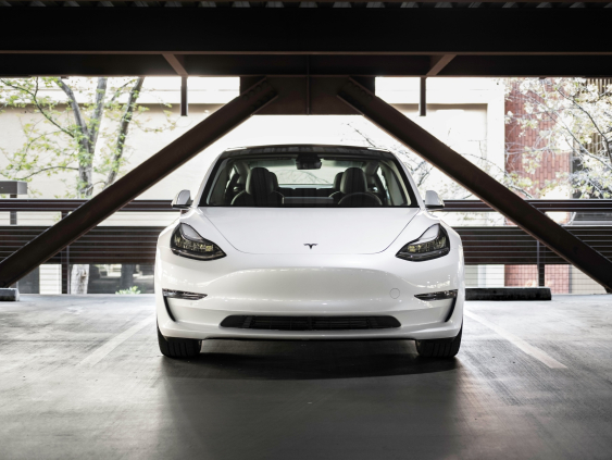 Tesla увеличила выручку и продажи, но прибыль компании все равно сократилась