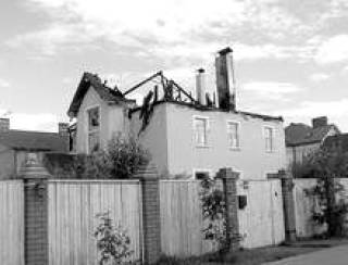 В этот коттедж недавно ударила молния: такова расплата за экономию на смете.