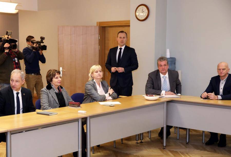 Гобземс зовет НКП в правительство. НКП предлагает правительство четырех