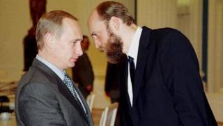 &quot;Вассал&quot; Сергей Пугачев (справа) со своим &quot;сюзереном&quot; Владимиром Путиным.