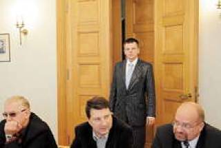 В ответ на чаяния Репше сократить расходы на 450 млн. латов министры повернулись к нему спиной.