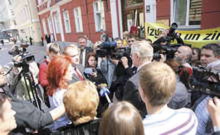 У дверей Сейма политиков правящих партий атаковали пикетчики и телевизионщики.