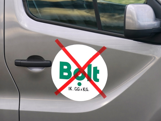 В Риге несколько сотен таксистов протестуют против политики Bolt