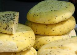 Исследование: за сыр и сметану из Латвии приходится сильно переплачивать