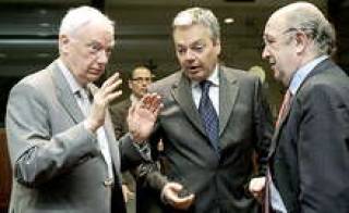 Президент Европейского инвестиционого банка Филипп Майстадт, президент МВФ Хоакин Альмуния, бельгийский министр финансов Дидье Рейндерс (слева направо).