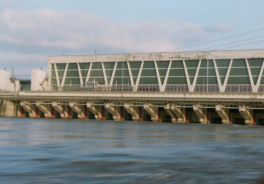 Рижская ГЭС - самая молодая из электростанций на Даугаве, она начала работу в 1975 году.