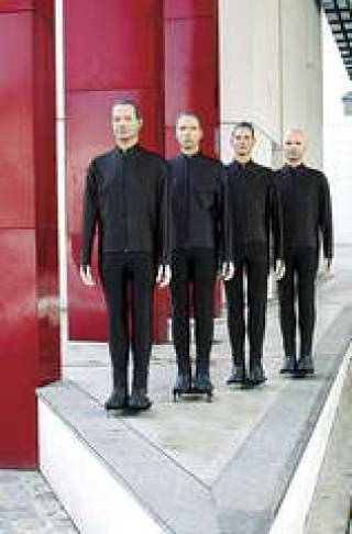 На концертах и фотографиях участники Kraftwerk подменяют себя роботами.