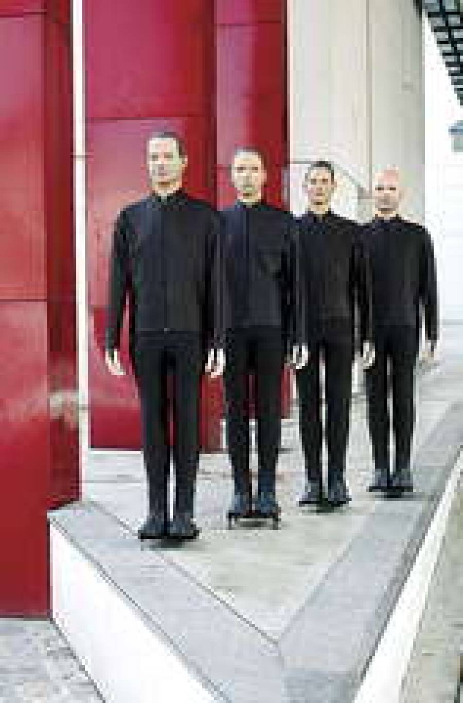 На концертах и фотографиях участники Kraftwerk подменяют себя роботами.