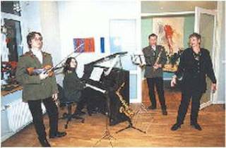  Рикке ХЕЛМС (справа) с друзьями-музы кантами. 