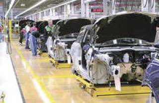 Европейские автоконцерны останавливают сборочные конвейеры.
