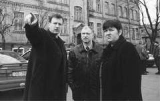  Гендиректор АГН Калвис БРИЦИС (слева), госсекретарь Минюста Айвар МАЛДУПС и министр юстиции Ингрида ЛА БУЦКА оценивают новые помещения.