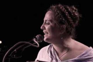 Женщина в белом, а также в голубом, черном, красном и зеленом