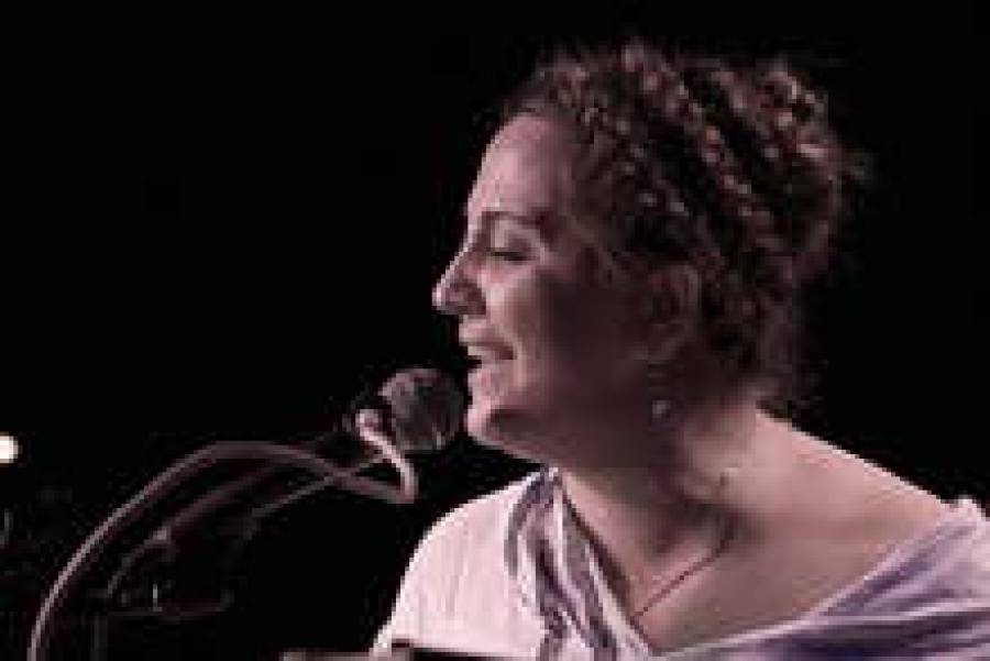 Женщина в белом, а также в голубом, черном, красном и зеленом