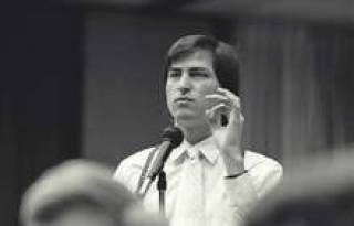 В уже далеком 1985 году одним из первопроходцев в области дистанционного бизнес-обучения стал легендарный Стив Джобс.