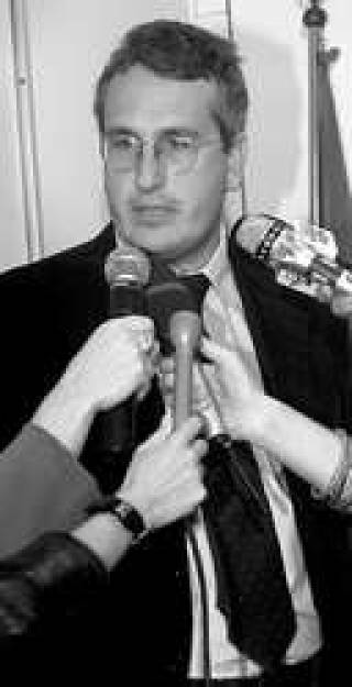 Взрывоопасные бочки.Полицейские поскользнулись на нефти