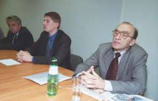  Николай НЕЙЛАНД (справа) рассказывает о предстоящем форуме.