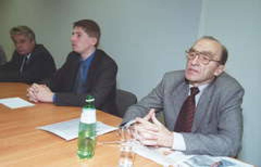  Николай НЕЙЛАНД (справа) рассказывает о предстоящем форуме.